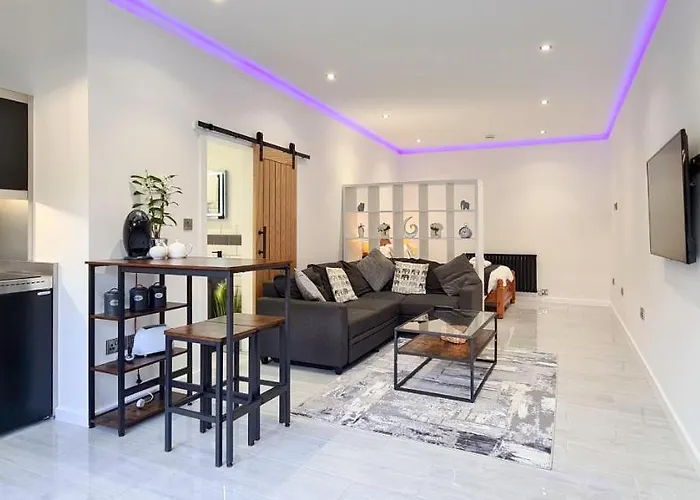 The Studio, Luxury Modern Apartment In The South Hams, Stunning Walks On The Doorstep, A 20 Minute Drive To The Beautiful Sandy Beaches, Quiet Courtyard Setting, Shops, Bars And Restaurants A Short Walk Away!