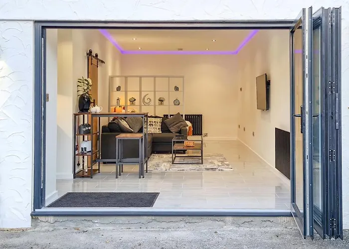The Studio, Luxury Modern Apartment In The South Hams, Stunning Walks On The Doorstep, A 20 Minute Drive To The Beautiful Sandy Beaches, Quiet Courtyard Setting, Shops, Bars And Restaurants A Short Walk Away!