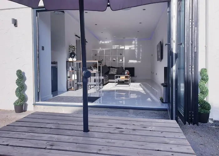 The Studio, Luxury Modern Apartment In The South Hams, Stunning Walks On The Doorstep, A 20 Minute Drive To The Beautiful Sandy Beaches, Quiet Courtyard Setting, Shops, Bars And Restaurants A Short Walk Away!