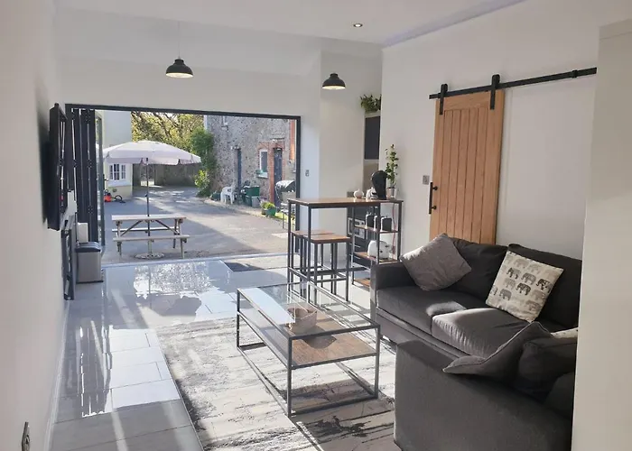 The Studio, Luxury Modern Apartment In The South Hams, Stunning Walks On The Doorstep, A 20 Minute Drive To The Beautiful Sandy Beaches, Quiet Courtyard Setting, Shops, Bars And Restaurants A Short Walk Away!